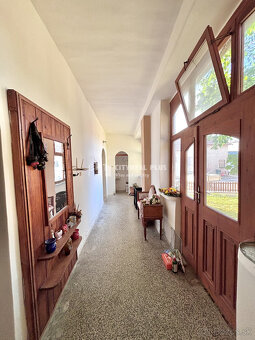 Ponúkame Vám na predaj rodinný dom s veľkým pozemkom v meste - 3