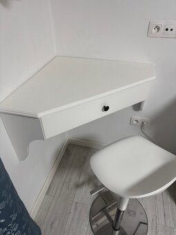 Rohovy toaletny stolik od stolara - 3