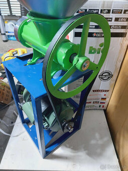 Elektrický mlýnček 32 Liatinovy na mäso stojanom - 3