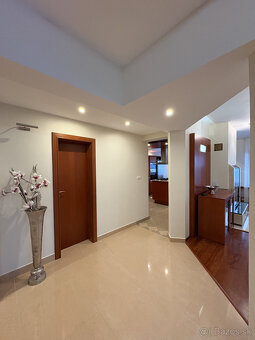 Nadštandardný 7-izbový rodinný dom s bazénom a saunou, Rača - 3