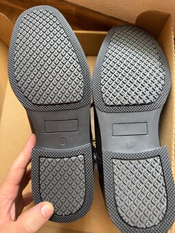 Čierne  kožené  topánky k obleku  -Goratex . Nové  veľ.42 - 3