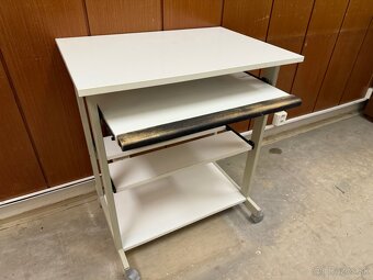 Predám univerzálny stolík s vysúvacimi policami - 3