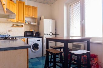 NA PREDAJ: 3 izb.byt + BALKON + 2x murovaná PIVNICA - 3