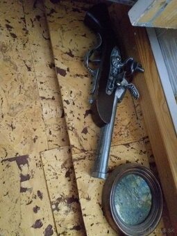 Predám tieto 3 x zbrane mám to ako dekoraciju - 3