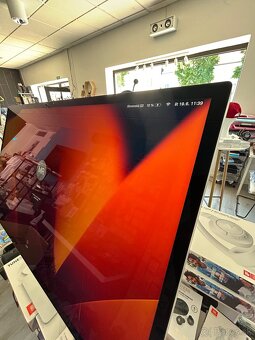 Monitor Apple Studio Display - sklo s nanotextúrou - stojan - 3