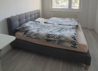 Čalúnená postel 160 cm s polohovatelnymi roštami - 3