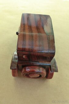 Drevený model auta. - 3