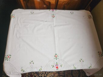 Krásny biely obrus zdobený kvetmi a ažurkou 120x160 - 3