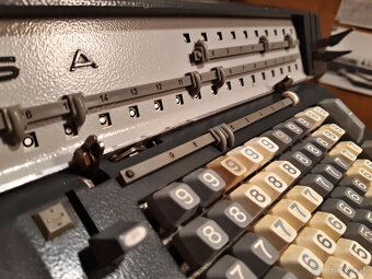 Funkční elektromechanická kalkulačka Nisa PK5 z roku 1974 - 3
