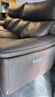 Predám kožený gauč s elektrickým polohovaním a USB - 3