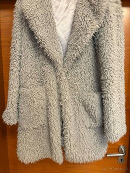 Šedý huňatý kabátik - 3