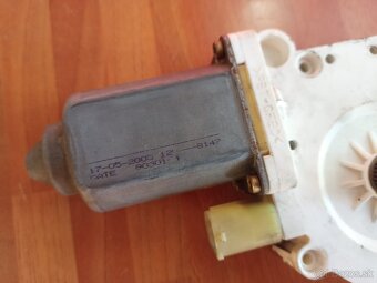 Motorček ovládanie zadného okna BMW E39 - 3