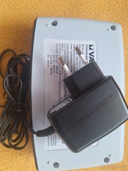 Predám univerzálnu nabíjačku zn. Varta - 3