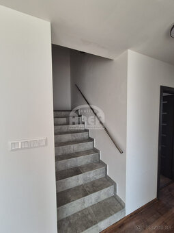 Novostavba dvojpodlažného rodinného domu v obci Kravany - 3