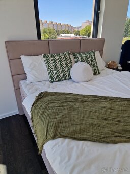 Masívna boxspring posteľ s matracmi a roštami – zn. SANAS - 3