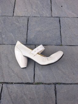 Topánky smotanovej farby so zaujímavým opätkom - 3