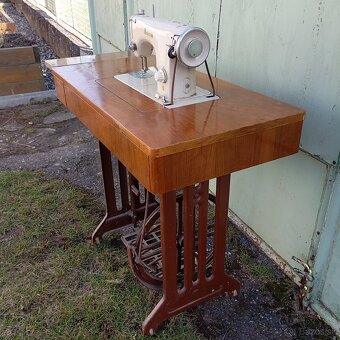 starý šijací stroj Minerva - 3