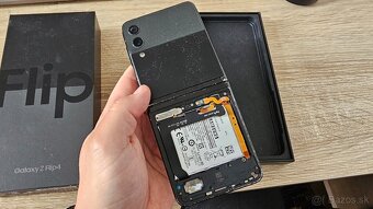 Poškodený Samsung Galaxy Z Flip 4 na diely - 3