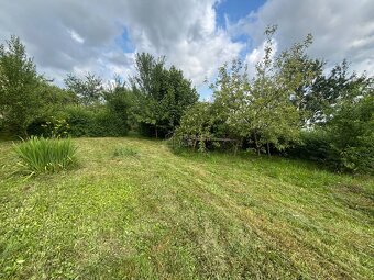 Predaj nádherného stavebného pozemku so záhradným domčekom v - 3