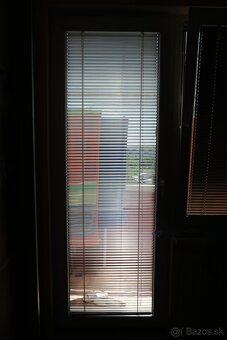Predám strieborné hliníkové žalúzie z balkónového okna. - 3