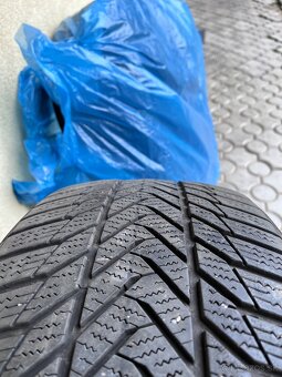 225/40R18 - 3