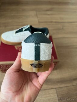 Vans . - 3
