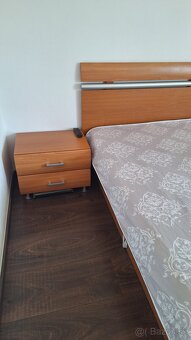 Kvalitná drevená masívna postel dva nočné stoliky - 3