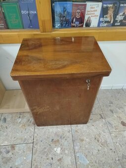 LADA--skrinkový šijací stroj--plne funkčný,v krásnom stave-- - 3