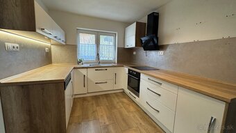 Priestranný zrekonštruovaný rodinný dom na prenájom v Lozorn - 3