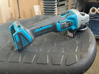 AKU uhlová brúska na baterie Makita - 3