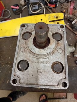 Hydraulické čerpadlo zubové vymontované t148, ruka Hara 60 - 3
