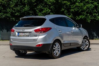 Hyundai ix35 2.0 CRDi VGT Premium 4x4 A/T Strieborná - 3