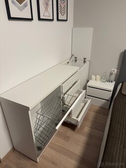 Biela trojdielna komoda - 3