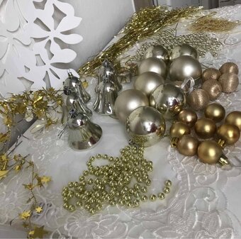 Vianočné gule a reťaze v zlatej a pieskovej farbe. - 3