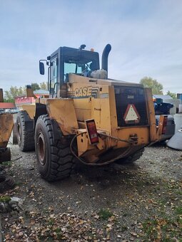 Kolesový nakladač CASE 821 - 3