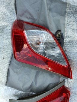 Zadne svetla toyota yaris 2011 - 3