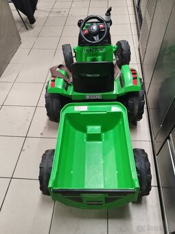 Elektrický traktor s vlečkou - 3