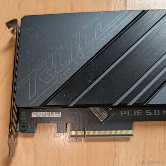 rozširujuca karta ASUS ROG PCIE 5.0 M.2 - 3