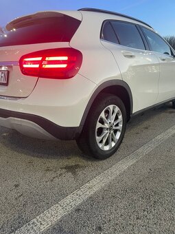 Mercedes benz GLA 180 - 3
