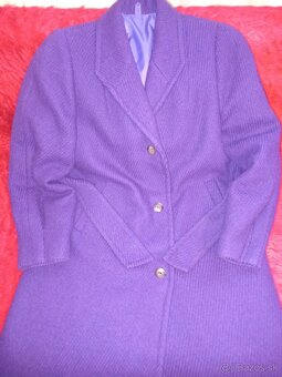 💜 Predám elegantný dámsky kabát v krásnej fialovej farbe - 3