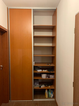 Predám zachovalú vstavanú skriňu. - 3