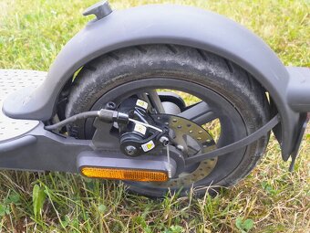 Elektrická kolobezka XIAOMI Mi Electric Scooter Essentia - 3