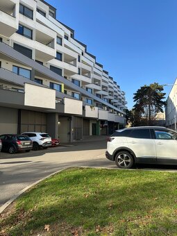 vnutorne parkovacie miesto blízko centra Strojárenska 11 - 3