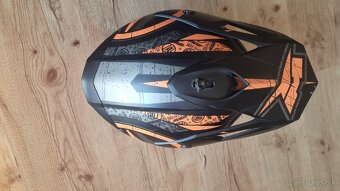 Prilba Axo Oakley - 3