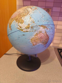 Svietiaci glóbus - 3