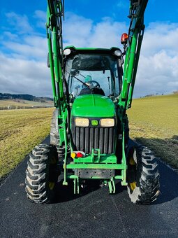Komunální traktor JOHN DEERE 4720. - 3
