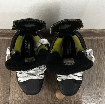 Predám hokejové CCM korčule - 3