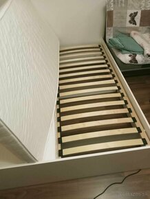 Biela drevená manželská posteľ - 3