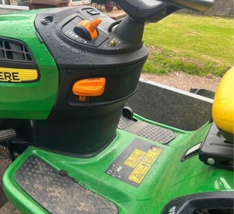 Traktorová kosačka John Deere X 145 - 3