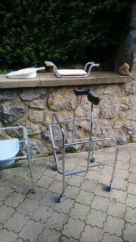 Nové podpažné chodítko, prenosné WC, sedák do vane - 3